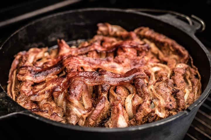 Produktbild Outdoorchef Dutch Oven 04 - 3,8 Liter - inkl. Starterset mit Gusseisen-Pflege, Ringreiniger, Deckelh