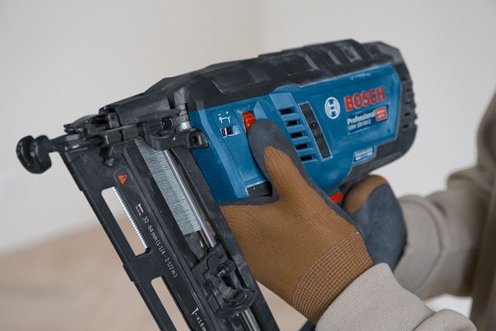 Image du produit Bosch Professional Cloueur à bois sans fil GNH 18V-64-2, dans son carton