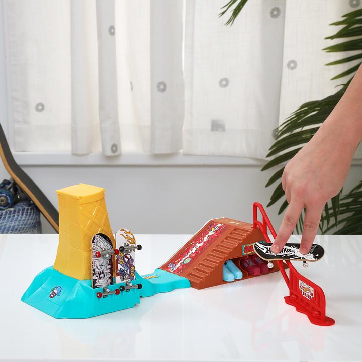 Actual product image Hot Wheels SKATE Dessert Skate Park