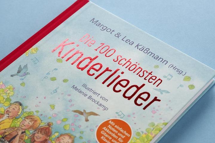 Immagine prodotto Die 100 schönsten Kinderlieder - Mit einfachen Noten und Akkorden für Gitarre und Klavier (Tedesco, Margot Kässmann, Lea Kässmann, Melanie Brockamp, 2021)
