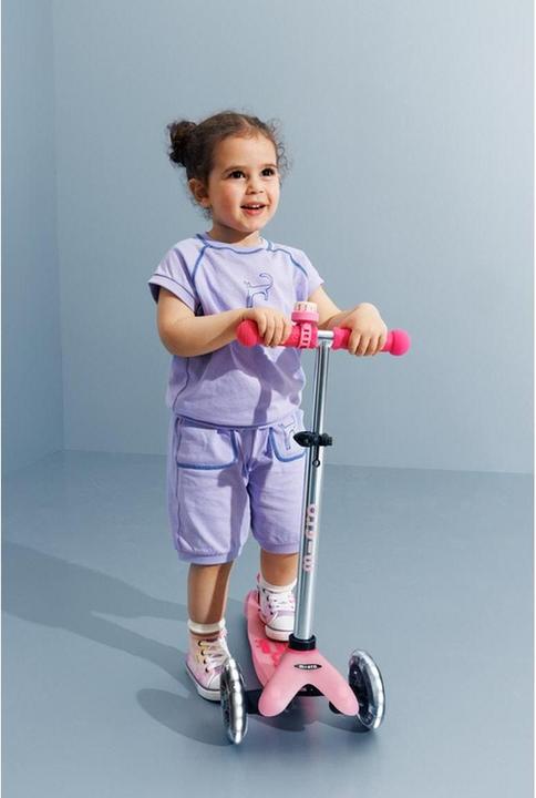 Actual product image Micro Scooter Mini Deluxe Glow Plus LED Pink