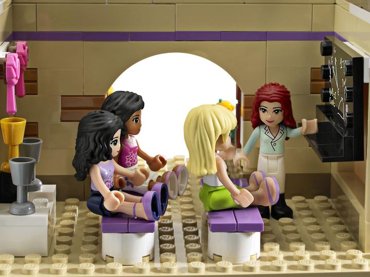 Actual product image LEGO Friends Large Riding School (3185, LEGO Friends)