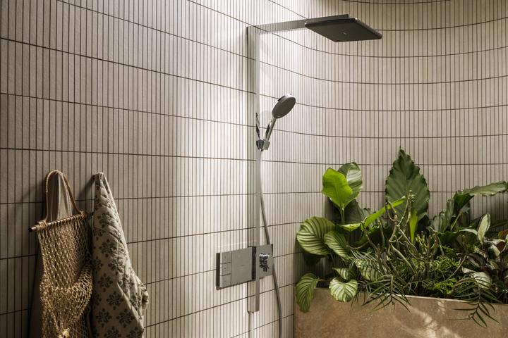 Produktbild hansgrohe Regendusche mit Thermostat, Handbrause und Power Rain Jets für maximalen Komfort
