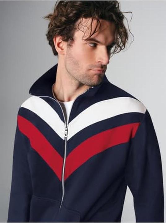 Produktbild Trigema Sweatjacke mit Logo, sportivem Design, Stehkragen und Kängurutaschen (M)