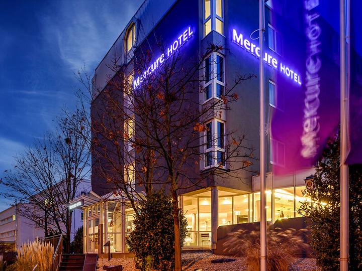 Actual product image Smartbox 1 night in Stuttgart with entry to the Porsche Museum for 2 people (2 pers.)