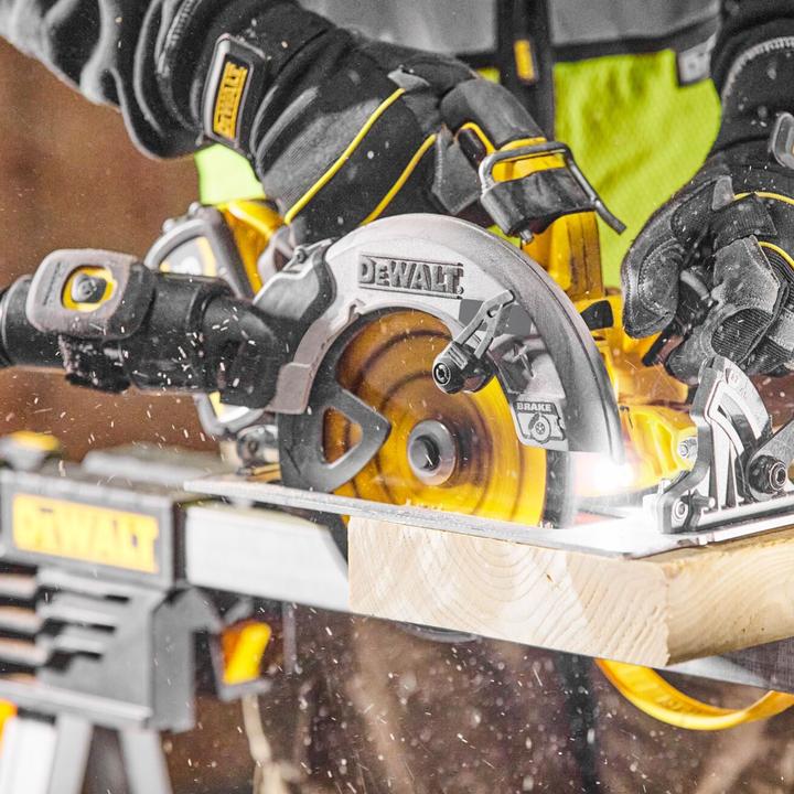 Actual product image DeWalt 18V hand-held circular saw with 2x 5Ah Powerstack battery