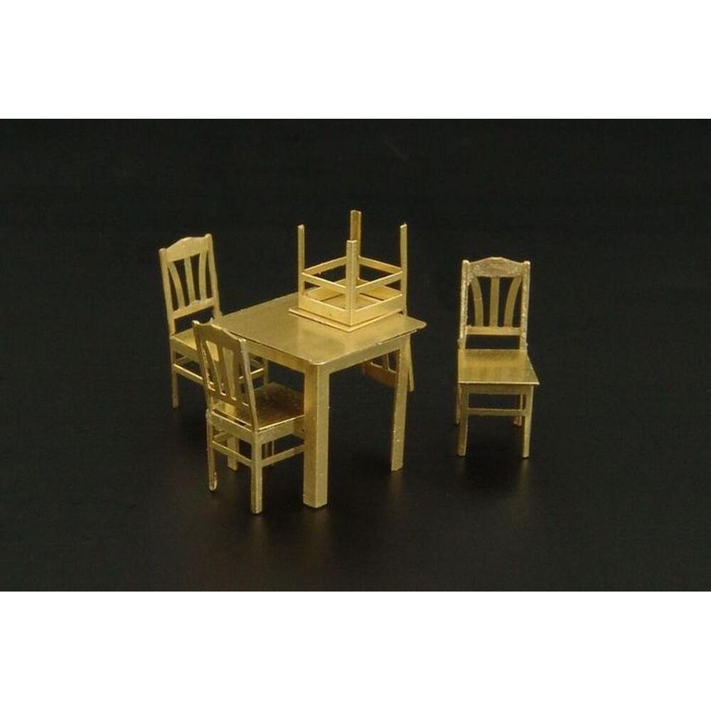Brengun Table and chairs