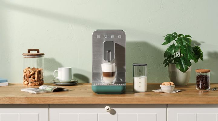 Image du produit Smeg BCC13EGMEU Machine à café espresso avec fonction lait Vert émeraude