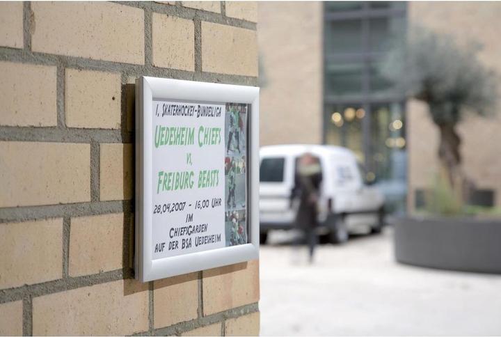 Produktbild Franken Plakatrahmen "Outdoor", DIN A4, 25 mm Rahmenprofil silbereloxierter Aluminium-Klapprahmen, Kunststof