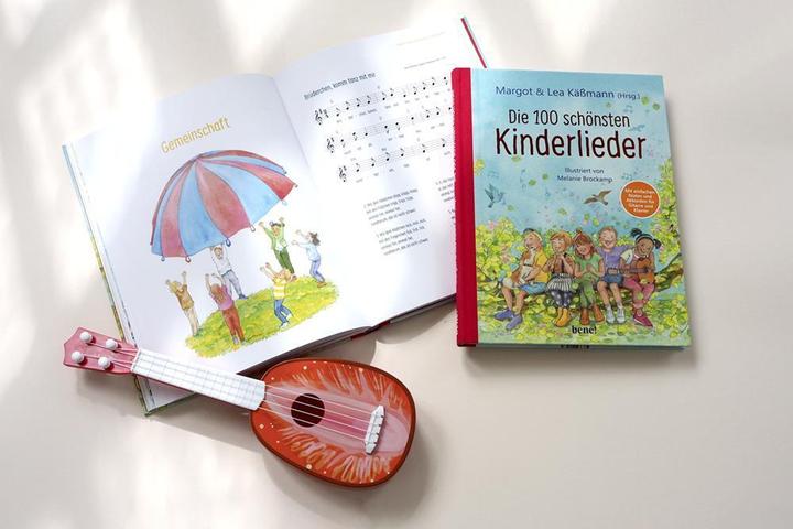 Immagine prodotto Die 100 schönsten Kinderlieder - Mit einfachen Noten und Akkorden für Gitarre und Klavier (Tedesco, Margot Kässmann, Lea Kässmann, Melanie Brockamp, 2021)