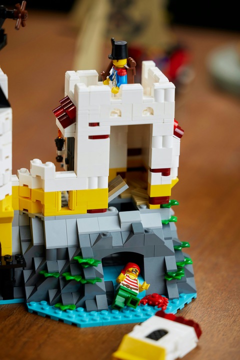 Actual product image LEGO Eldorado Fortress 10320 (10320, LEGO Icons, LEGO Rare Sets)