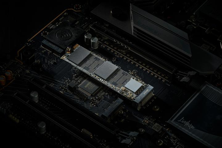 Immagine prodotto Klevv 1 TB C715 M.2 2280 PCIe Gen3 NVMe (1000 GB, M.2, M.2 2280)