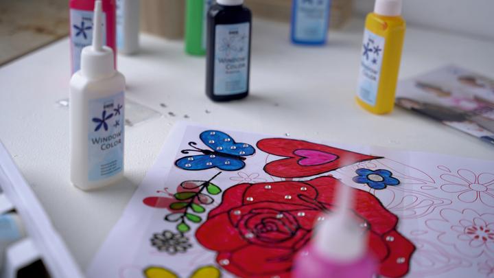 Image du produit Kreul Couleur de la fenêtre XXL (Bleu roi, Rouge rubis, Blanc neige, Faon, Jaune doré, Pink, Or scintillant, Noir, Mairün, Argent scintillant, 800 ml)