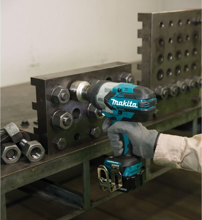 Produktbild Makita DTW1002RTJ Akku-Schlagschrauber 18V, 2x5,0Ah Li-Ion, 1000 Nm, 1 (Akkubetrieb)