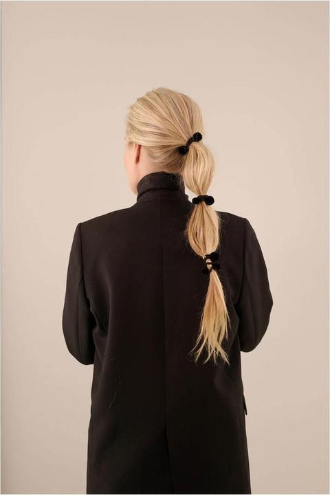 Immagine prodotto Corinne Mondo - Cravatta per capelli Pom Pom "Ibiza" nera (Elastico per capelli)