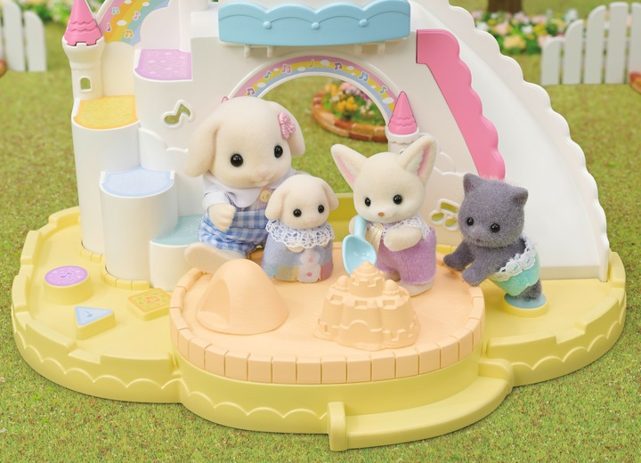 Produktbild Sylvanian Families Erlebniskindergarten Sandkasten und Pool mit Figur
