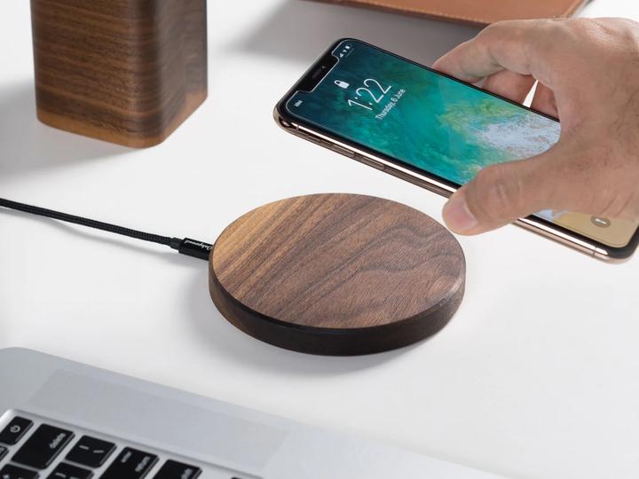 Image du produit Oakywood Slim Charging Pad - Kabelloses Ladegerät aus Massivholz - Walnuss - (15 W)