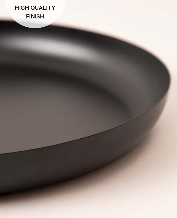 Produktbild Esmée Rundes Serviertablett / Dekotablett aus schwarzem Metall, Ø 30.5 cm