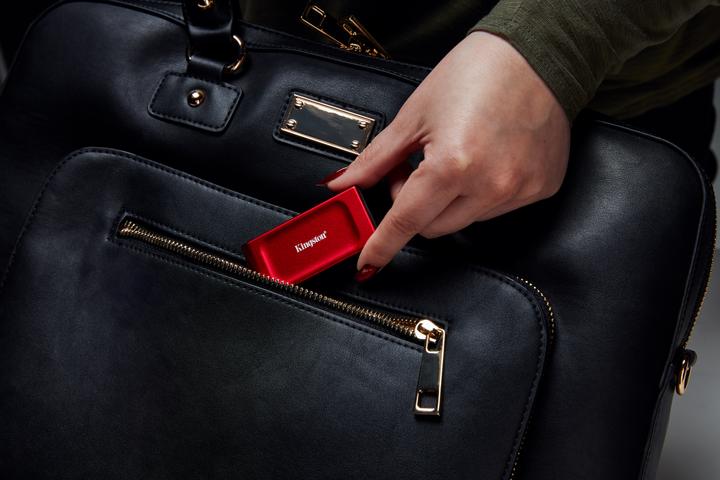 Produktbild Kingston XS1000 Red (1 TB)