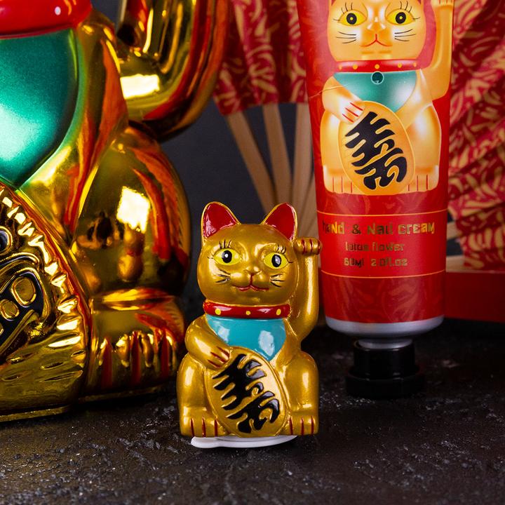 Produktbild Accentra Lippenbalsam WINKEKATZE / MANEKI NEKO in katzenförmiger Dose, 2.5g, Duft: Lotus Flower, Farbe: gold/