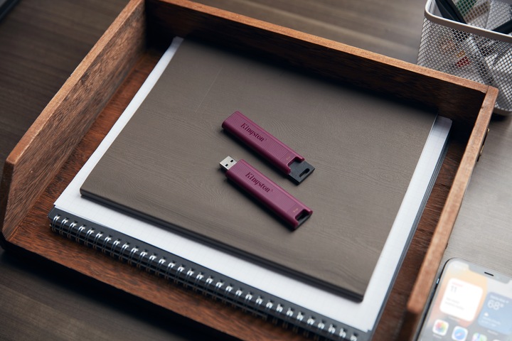 Actual product image Kingston DataTraveler Max (1000 GB, USB-A, USB 3.2)