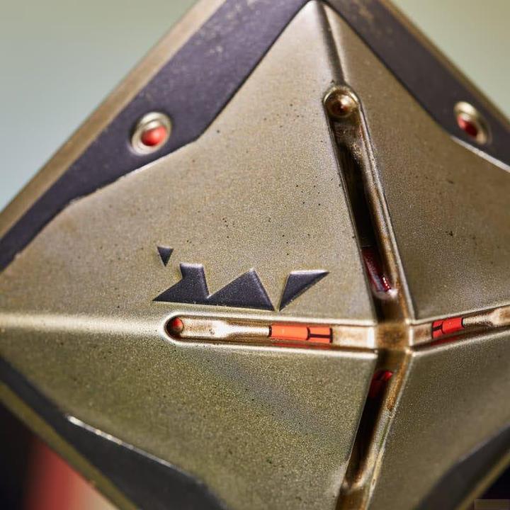 Actual product image Numskull Destiny 2 - Réplique officielle du Spectre Exotique - Coque de Tyran