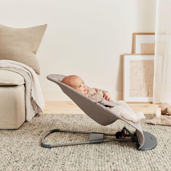 Produktbild BabyBjörn Wippe Soft, gewebt Classic Quilt, sandgrau