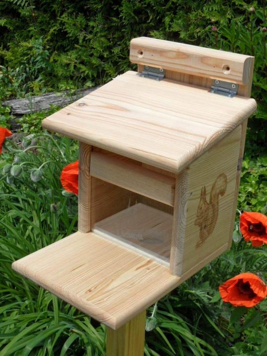 Produktbild Arbrikadrex Eichhoernchenfutterhaus Laerchenholz