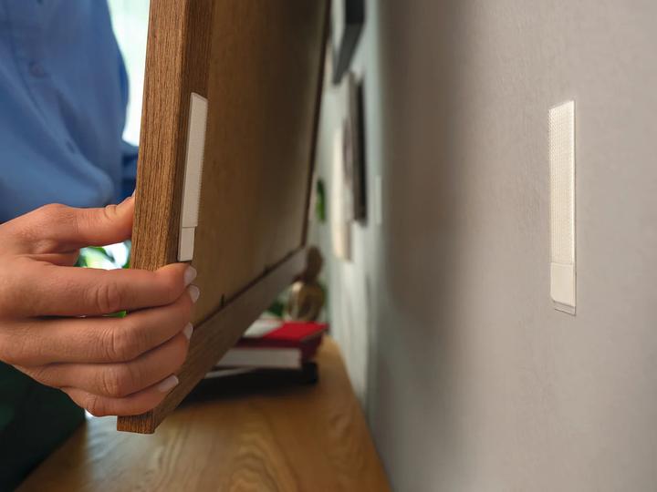 Immagine prodotto tesa Powerstrips CLICK - Cuscinetti adesivi in velcro - Appendi quadri senza forare - Grande 7,2kg - 4 x (7.20 kg)