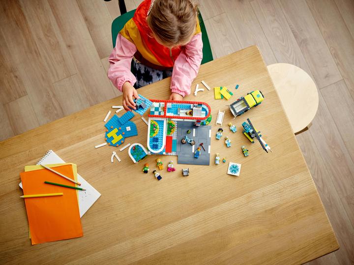 Actual product image LEGO Hospital (60330, LEGO City)