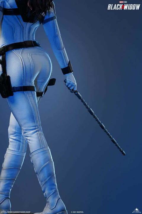 Actual product image Queen Studios Black Widow "Black Widow - Snow Suit Edition" 1/4 Statue