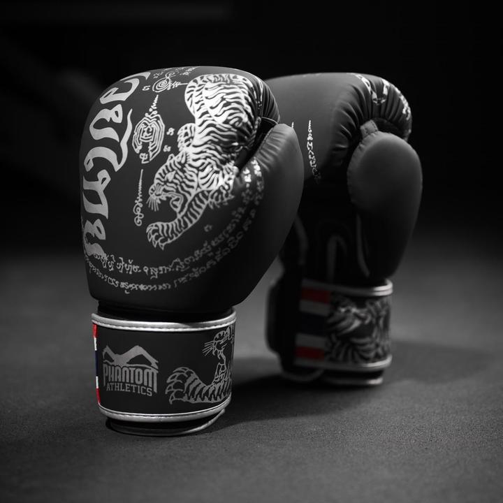 Actual product image Phantom Athletics Boxing gloves Muay Thai - Limited Silver Edition (16 OZ, One size)