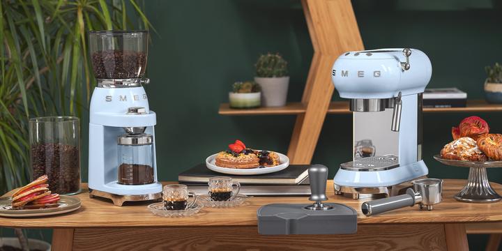 Immagine prodotto Smeg CGF11PBEU stile anni '50, corpo in alluminio pressofuso, laccato, blu pastello