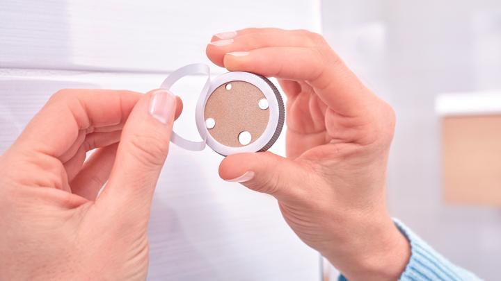 Produktbild tesa ESTEETIC WC Ersatzrollenhalter inkl. Klebelösung ohne Bohren