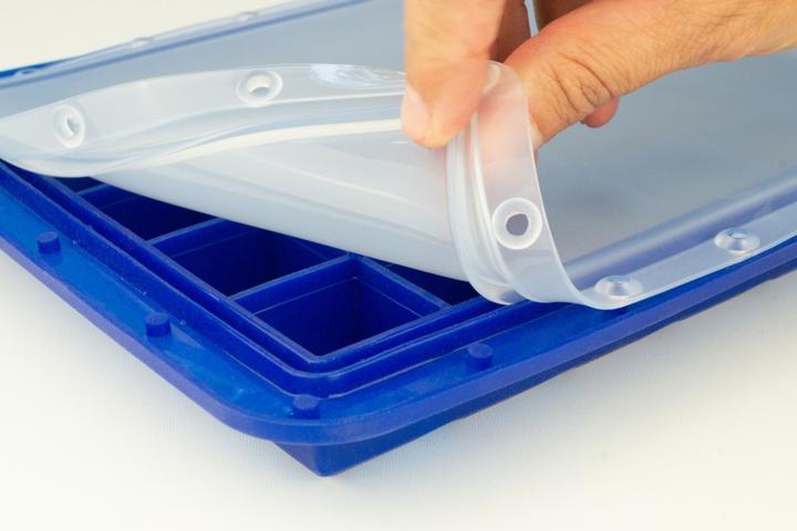 Actual product image Lurch Ice former Arctic Cube 3x3cm blue/transparent