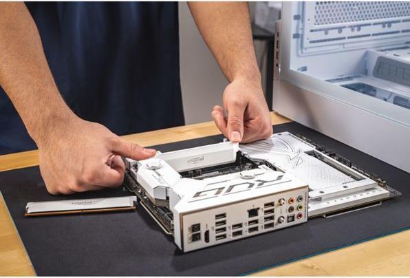 Produktbild Crucial Pro DDR5-6000 Kit 32GB 2x16GB UDIMM white Overclocking (2 x 16GB, 6000 MHz, DDR5-RAM, U-DIMM)