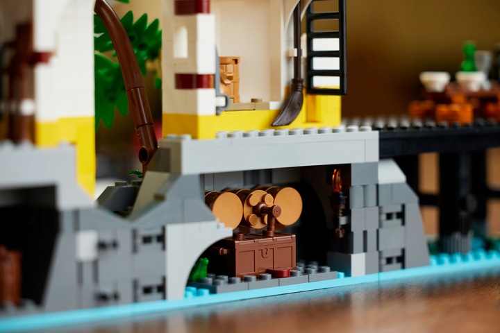 Actual product image LEGO Eldorado Fortress 10320 (10320, LEGO Icons, LEGO Rare Sets)