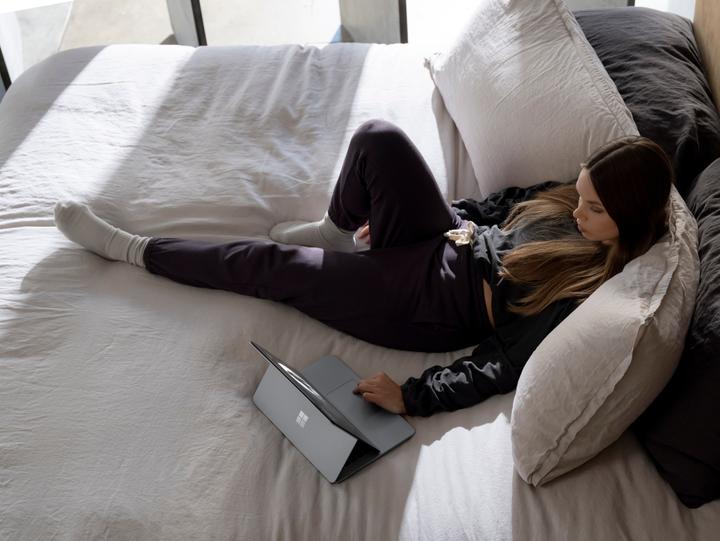Actual product image Microsoft Surface Laptop Studio (14.40", Intel Core i5-11300H, 16 GB, 256 GB, DE)
