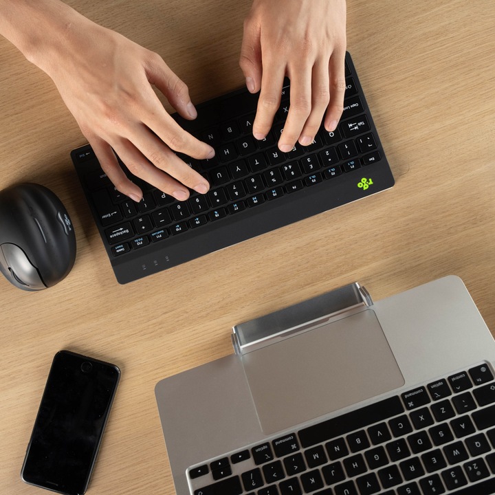 Actual product image R-Go Tools R-Go Compact Break ergonomic keyboard, QWERTZ (DE), bluetooth, black (DE, Wireless)