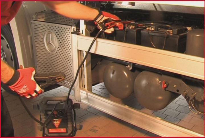 Actual product image KS Tools 12 V Batterie-Booster, mobiles Starthilfegerät 700 A (2200 A, 22000 mAh)