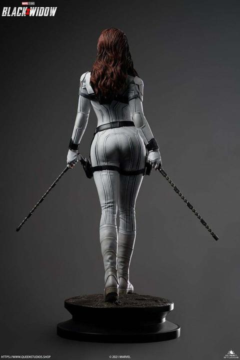 Actual product image Queen Studios Black Widow "Black Widow - Snow Suit Edition" 1/4 Statue