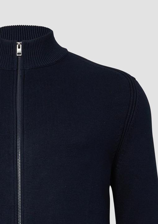 Produktbild s.Oliver Strickjacke Baumwoll-Strickjacke mit Stehkragen und Logo-Patch (4XL)