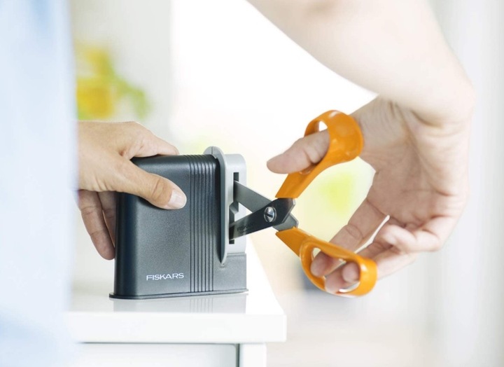 Actual product image Fiskars Clip - Sharp scissors sharpener (22.40 cm)