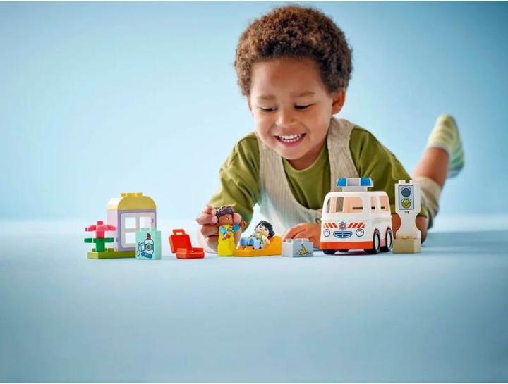 Actual product image LEGO Rettungswagen mit Fahrer (10447)