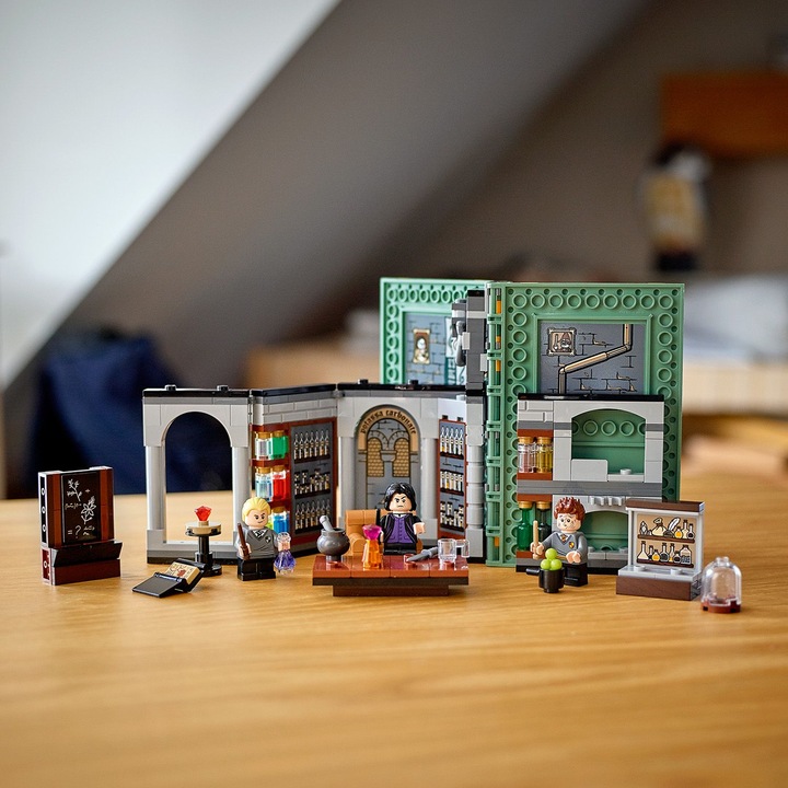 Actual product image LEGO Hogwarts Moment: Potions Class (76383, LEGO Harry Potter, LEGO Rare Sets)