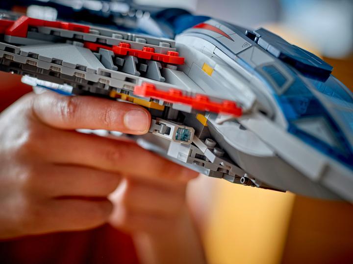 Actual product image LEGO Avengers: Age of Ultron Quinjet (76325, LEGO Marvel)