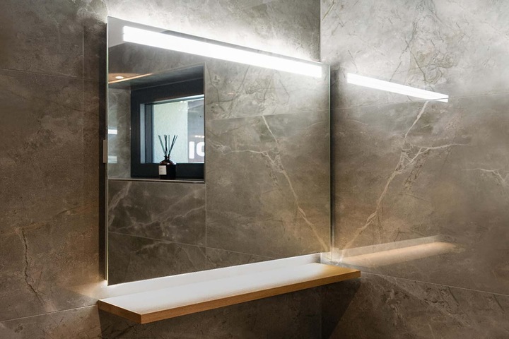 Produktbild Schneider ARANGA LED Lichtspiegel, mit Spiegelheizung und Steckdose, 915x48x700mm, Lichtbänder oben