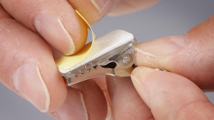 Produktbild Europel Kombiklemme, selbstklebend, 23 x 13 mm aus Kunststoff/Metall, zum Anbringen an Ausweishaltern