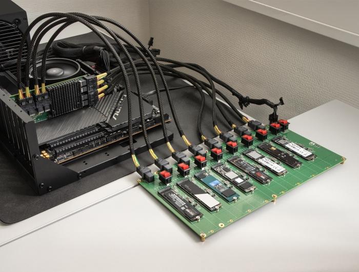 Produktbild Delock M.2 Testboard fÃ¼r 8 x M.2 NVMe Key M SSD mit SFF-8643 Anschluss