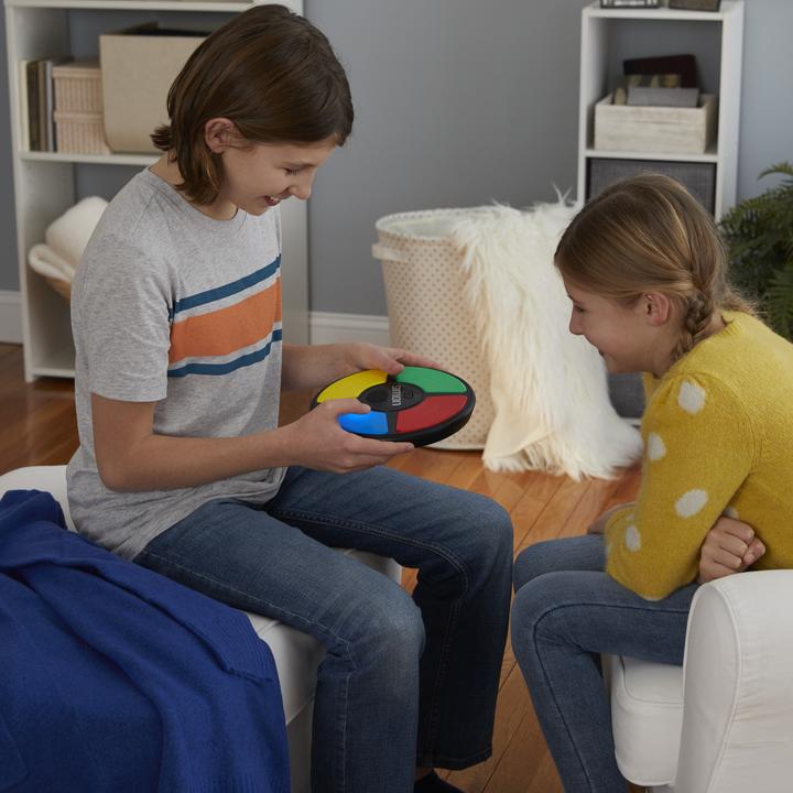 Immagine prodotto Hasbro Gaming Gioco di famiglia Simon (Ceco, Danese, Finlandese, Francese, Greco, Inglese, Italiano, Norvegese, Olandese, Polacco, Portoghese, Slovacco, Spagnolo, Svedese, Tedesco, Turco, Ungherese, 1 Giocatori)
